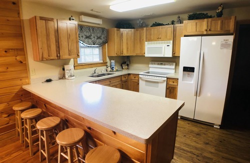 Pigeon Forge Condo | Sleeps 12, hot tub, close to Dollywood!