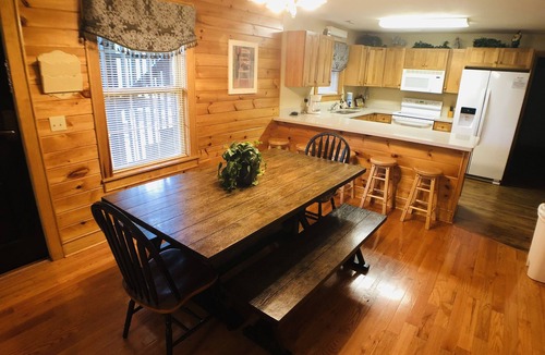 Pigeon Forge Condo | Sleeps 12, hot tub, close to Dollywood!