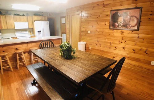Pigeon Forge Condo | Sleeps 12, hot tub, close to Dollywood!