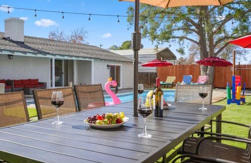 East Hemet House | Sleeps 12 - Hot Tub - Pool - Game Room & Fire Pit!