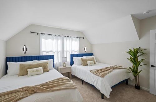 East Hemet House | Sleeps 12 - Hot Tub - Pool - Game Room & Fire Pit!