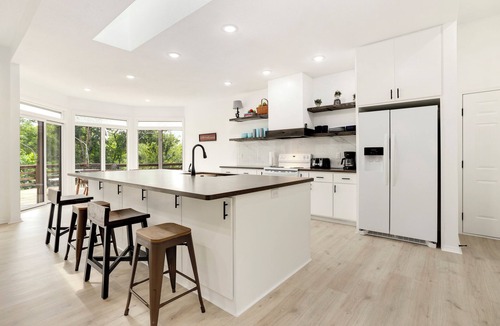 Bella Vista House | Sleeps 12+Lake Views+Game Console+Spacious Layout