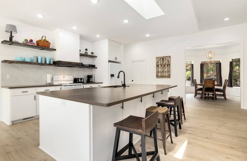 Bella Vista House | Sleeps 12+Lake Views+Game Console+Spacious Layout