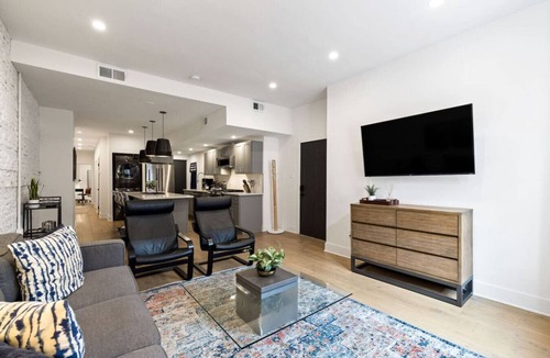 Central Northside House | Sleeps 12, Mxn Streets