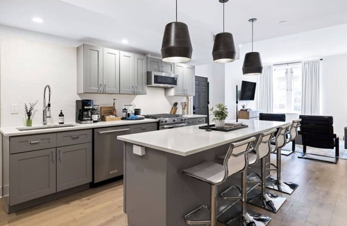 Central Northside House | Sleeps 12, Mxn Streets