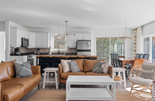 Utterson House | Sleeps 12 on Longs Lake!