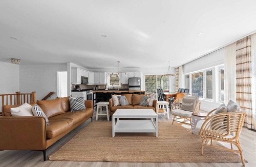 Utterson House | Sleeps 12 on Longs Lake!