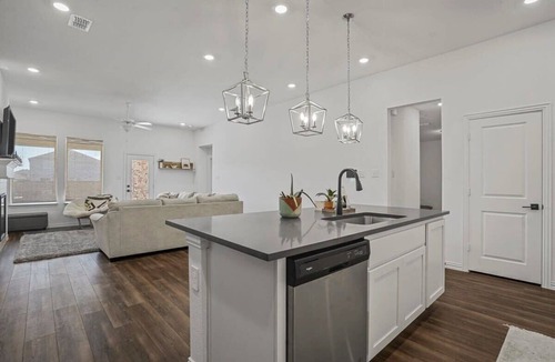 Haslet House | Sleeps 12~Private Yard~Dog Friendly~Charcoal Grill