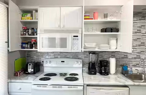 Yorkville Apartment | Sleeps 12/Riverfront/Fishing from Backyard