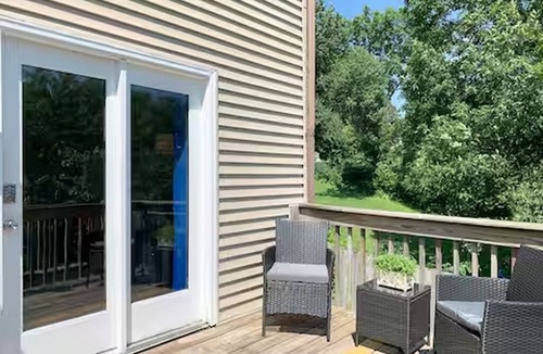 Yorkville Apartment | Sleeps 12/Riverfront/Fishing from Backyard