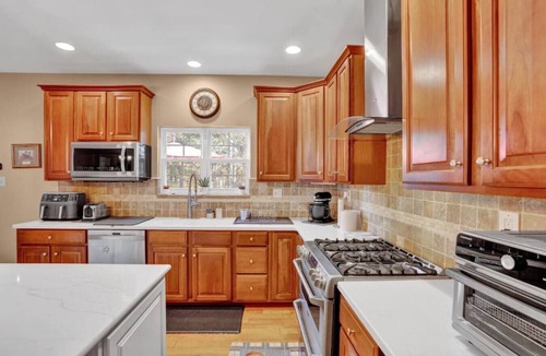 East Stroudsburg Apartment | Sleeps 12 | Sauna+Bar+Basement Game Room+Fire Pit