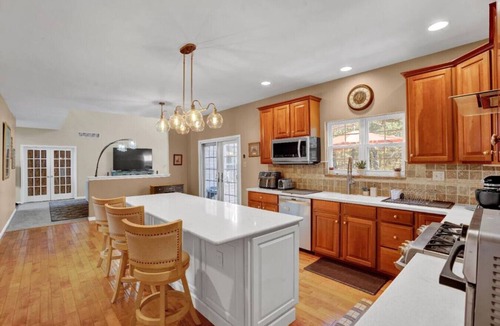 East Stroudsburg Apartment | Sleeps 12 | Sauna+Bar+Basement Game Room+Fire Pit