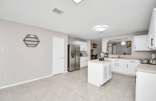 Katy House | Sleeps 12 - Spacious 4 bedroom in Central Katy W/Backyard