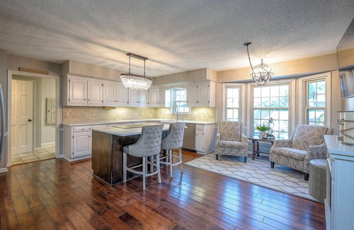 Prairie Village House | Sleeps 12-WELCOME WORLD CUP FANS