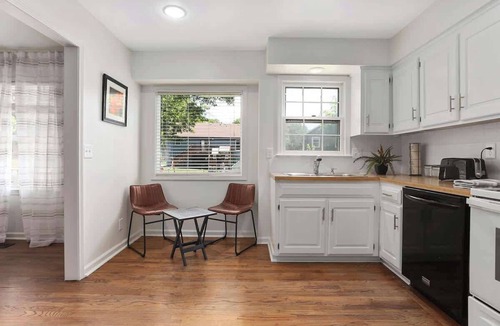 Olathe House | Sleeps 13 5BR Mins From KC|Fenced Yard+Pets|Olathe