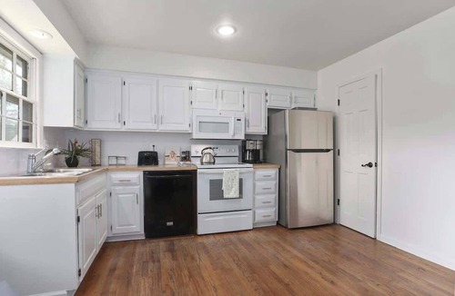 Olathe House | Sleeps 13 5BR Mins From KC|Fenced Yard+Pets|Olathe