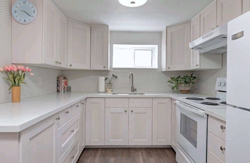 The Queensway House | Sleeps 14 15 Min to World Cup & Downtown