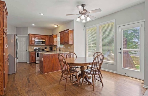 Shawnee House | Sleeps 14 | 5 King Beds + Foosball | Futbol ready!