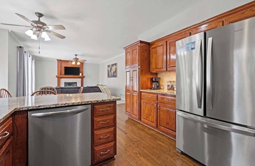 Shawnee House | Sleeps 14 | 5 King Beds + Foosball | Futbol ready!