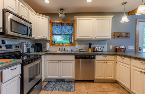 Cassville House | Sleeps 14-Marina, Pool, Roaring River & Table Rock