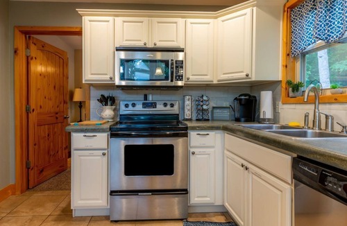 Cassville House | Sleeps 14-Marina, Pool, Roaring River & Table Rock