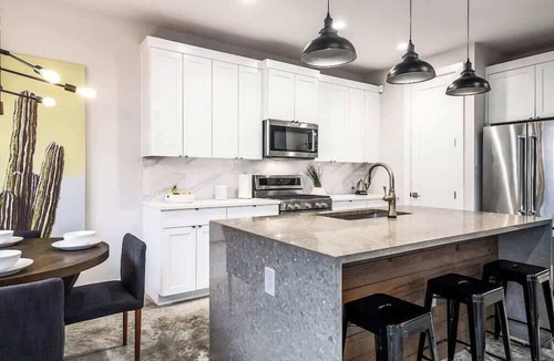 Chestnut House | Sleeps 15 | East Austin Group Retreat