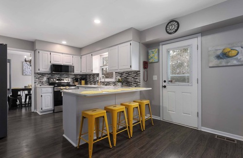 Olathe House | Sleeps 15+ Game Room King beds FIFA READY!