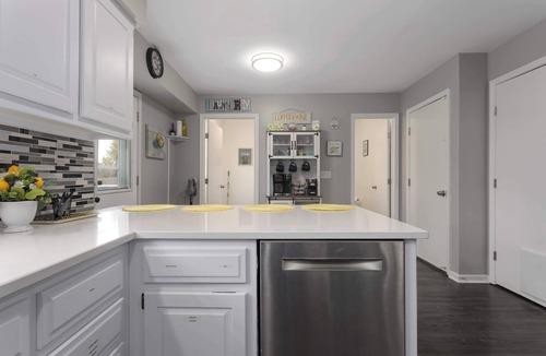 Olathe House | Sleeps 15+ Game Room King beds FIFA READY!
