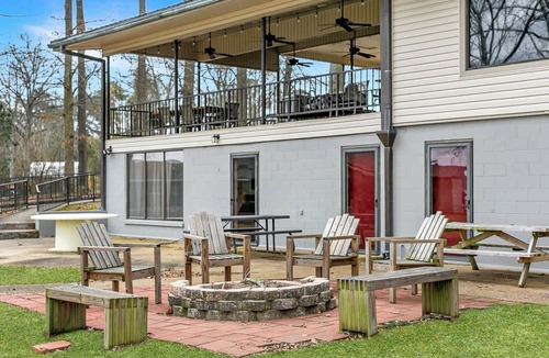 Farmerville House | Sleeps 15 - Huge Yard - Lakefront - Perfect House for Large Groups