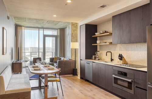 Rainey Street Historic District House | Sleeps 16 | Brand New Austin High Rise w/Rooftop Pool, Gym, Yoga Studio & More!