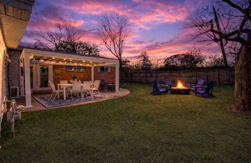 Spring Branch West House | Sleeps 16+ | Game Room + 75” TV | Fire Pit + BBQ