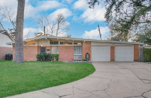 Spring Branch West House | Sleeps 16+ | Game Room + 75” TV | Fire Pit + BBQ