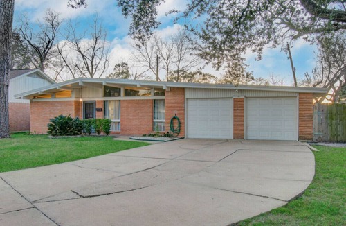 Spring Branch West House | Sleeps 16+ | Game Room + 75” TV | Fire Pit + BBQ