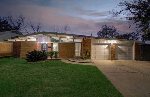 Spring Branch West House | Sleeps 16+ | Game Room + 75” TV | Fire Pit + BBQ