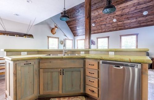 Cassville House | Sleeps 16-Marina, Pool, Roaring River & Table Rock