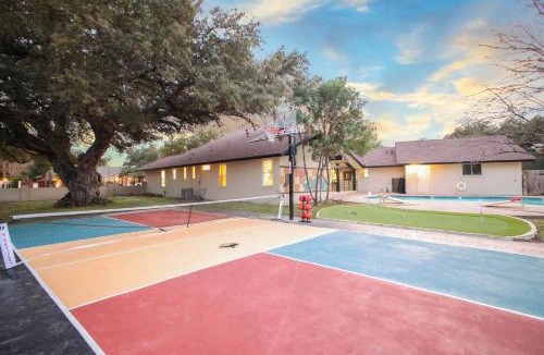 Castle Hills House | Sleeps 16 Private Pool Sport Court Hot Tub Arcade