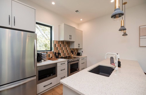 Wilmington House | Sleeps 16! TWO Rooftops + TWO Brand New Adjoined Townhomes in Central Wilmington! Multi Unit