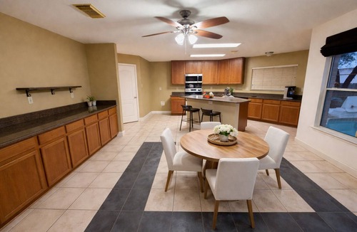 San Antonio House | Sleeps 16 w/Pool ,Near SeaWorld, Six Flags and Air Force Base