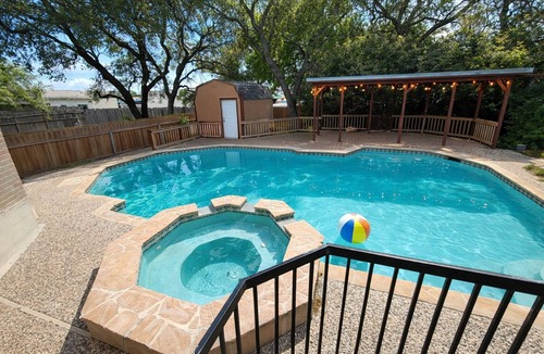 San Antonio House | Sleeps 16 w/Pool ,Near SeaWorld, Six Flags and Air Force Base