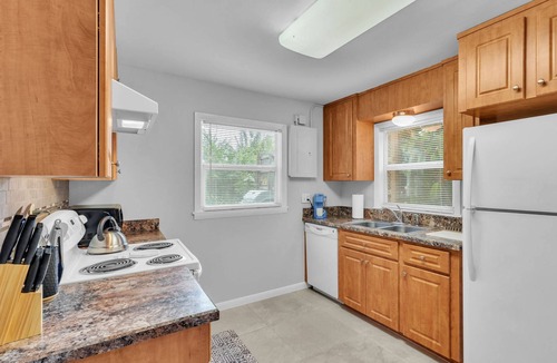 Lakeland House | Sleeps 18 | 3 Units | Walk to Lakes, Parks & Dining