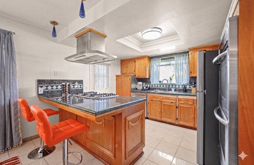 Norwalk House | Sleeps 18 5BR Group Stay w/Yard + Parking