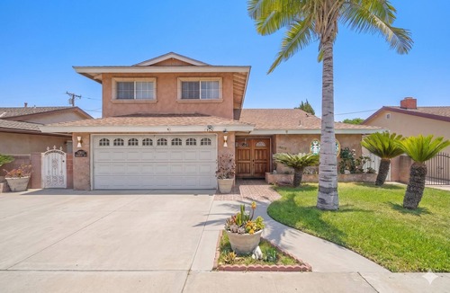Norwalk House | Sleeps 18 5BR Group Stay w/Yard + Parking