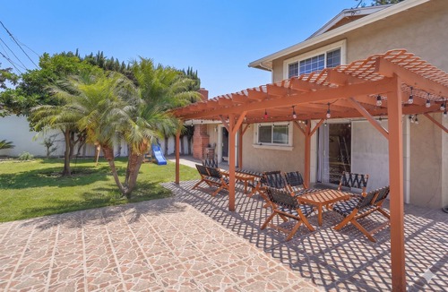 Norwalk House | Sleeps 18 5BR Group Stay w/Yard + Parking