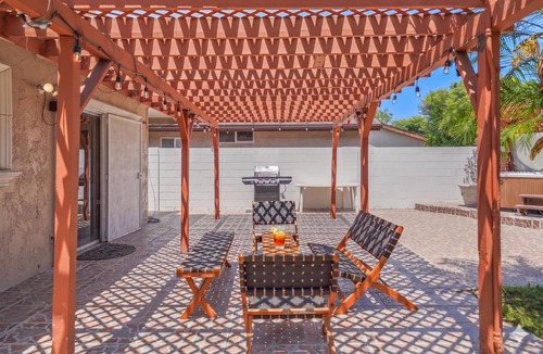 Norwalk House | Sleeps 18 5BR Group Stay w/Yard + Parking