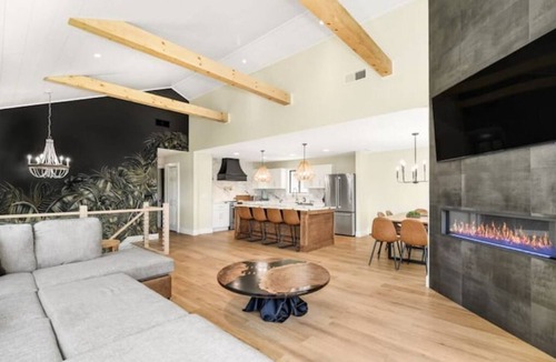 Brookfield House | Sleeps 18!Bring or rent a boat, pool table, 2 kitchens, large area to entertain.