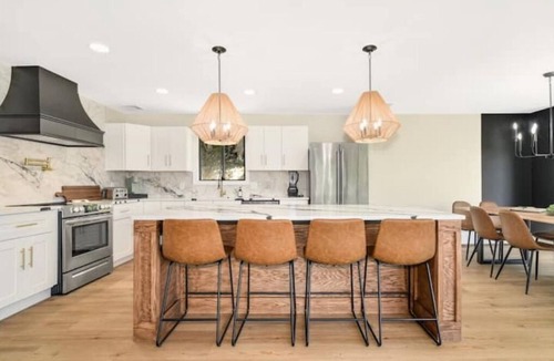 Brookfield House | Sleeps 18!Bring or rent a boat, pool table, 2 kitchens, large area to entertain.