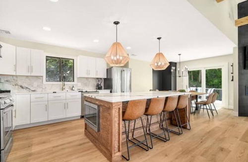 Brookfield House | Sleeps 18!Bring or rent a boat, pool table, 2 kitchens, large area to entertain.