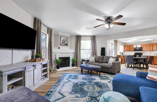 West San Antonio House | Sleeps 18! Family & Friends Vacation Home