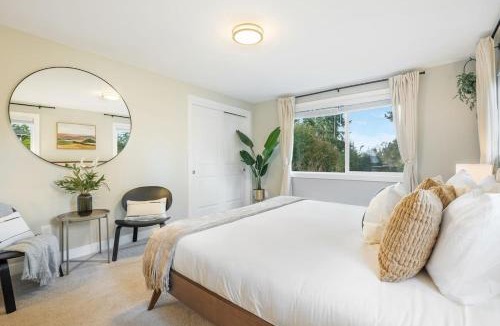Hillwood House | Sleeps 18 Triplex 9BR 3 Kitchens 1 Yard