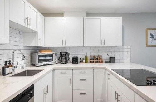 Hillwood House | Sleeps 18 Triplex 9BR 3 Kitchens 1 Yard